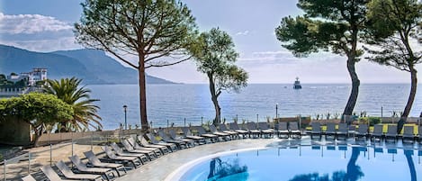 Piscina stagionale all'aperto, ombrelloni da piscina, lettini