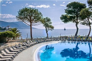 Piscina stagionale all'aperto, ombrelloni da piscina, lettini