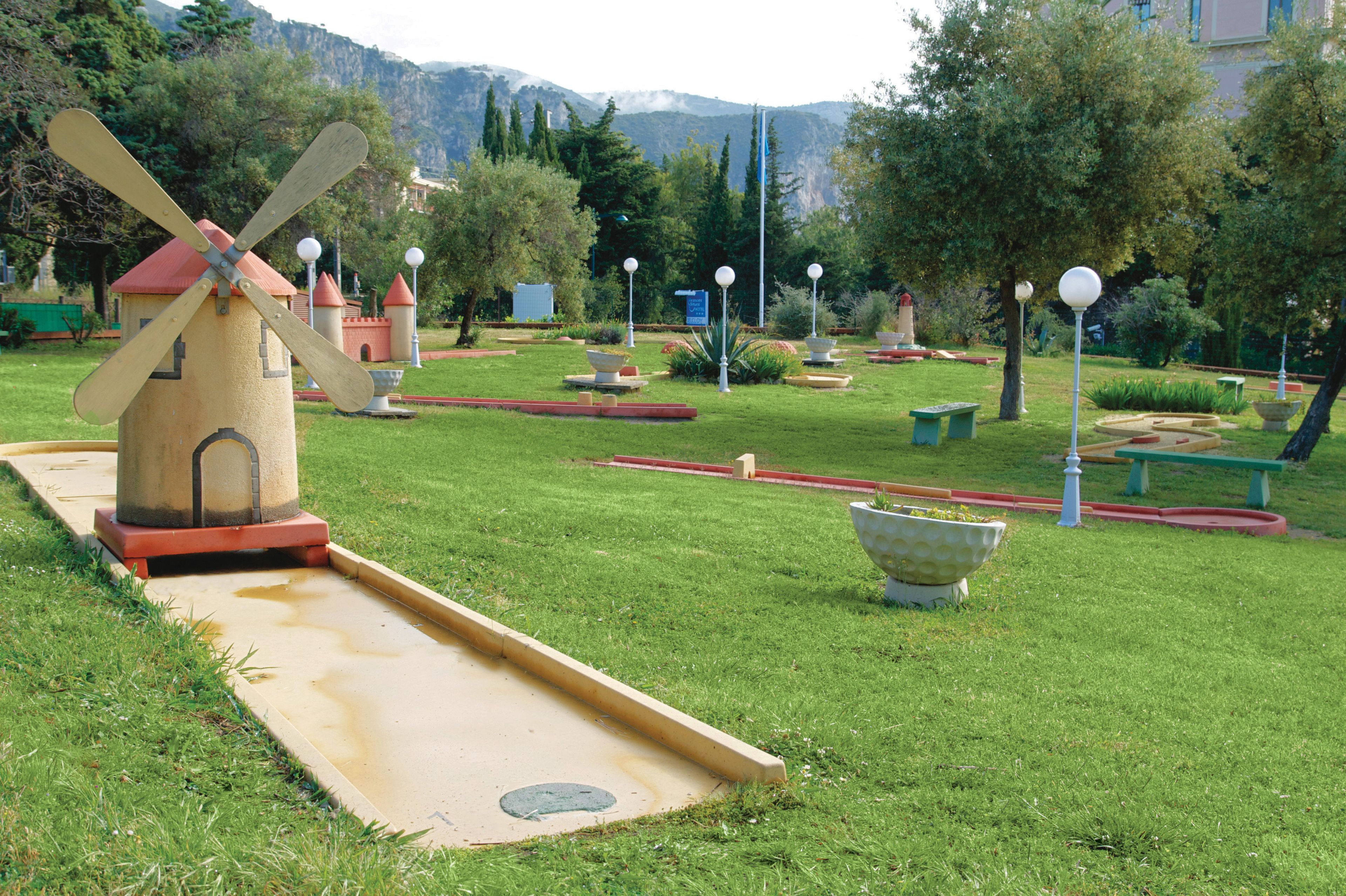 Mini-golf