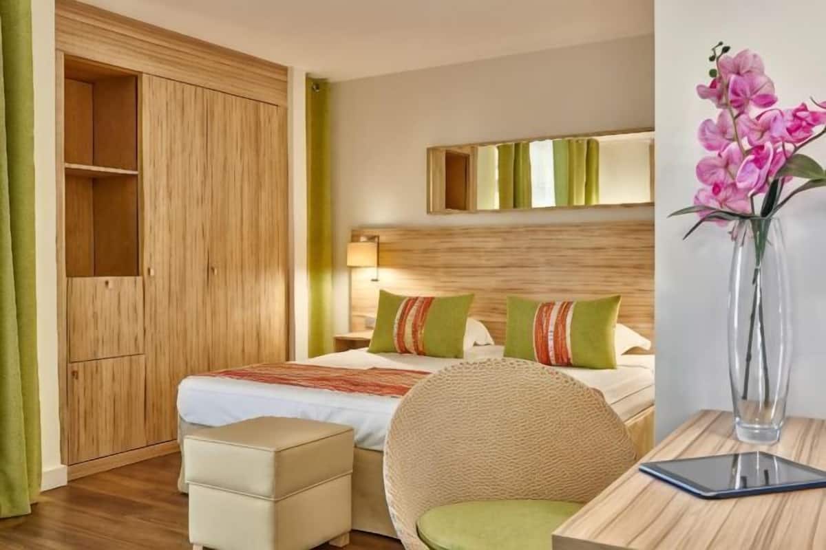 Literie de qualité supérieure, coffres-forts dans les chambres, bureau