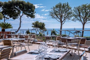 Petit déjeuner, déjeuner et dîner servis sur place, vue sur la mer