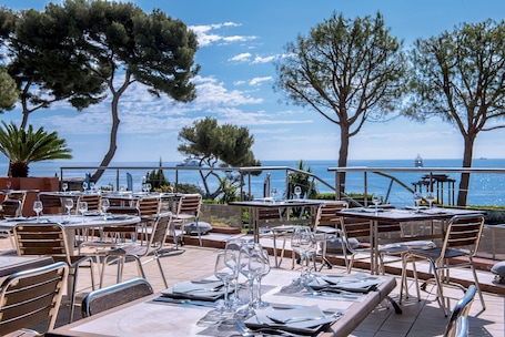 Breakfast, lunch, dinner served; Regional cuisine, ocean views . Hôtel Vacances Bleues Delcloy