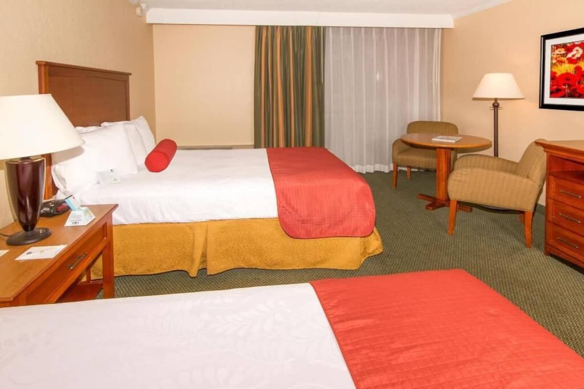 Schreibtisch, laptopgeeigneter Arbeitsplatz, Bügeleisen/Bügelbrett