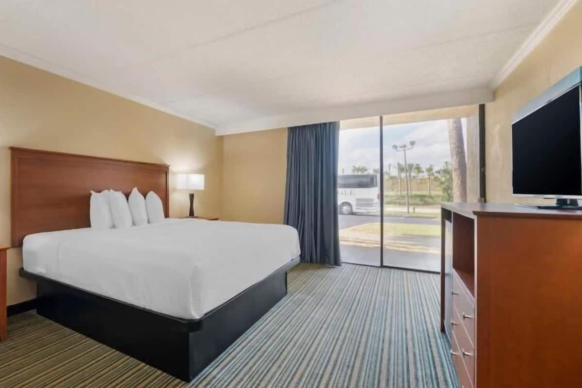 Schreibtisch, laptopgeeigneter Arbeitsplatz, Bügeleisen/Bügelbrett