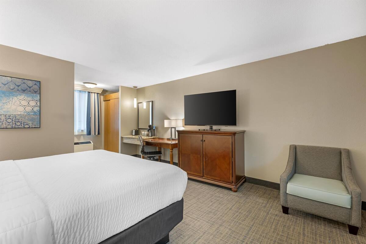 Premium bedding, pillowtop beds, desk, laptop workspace