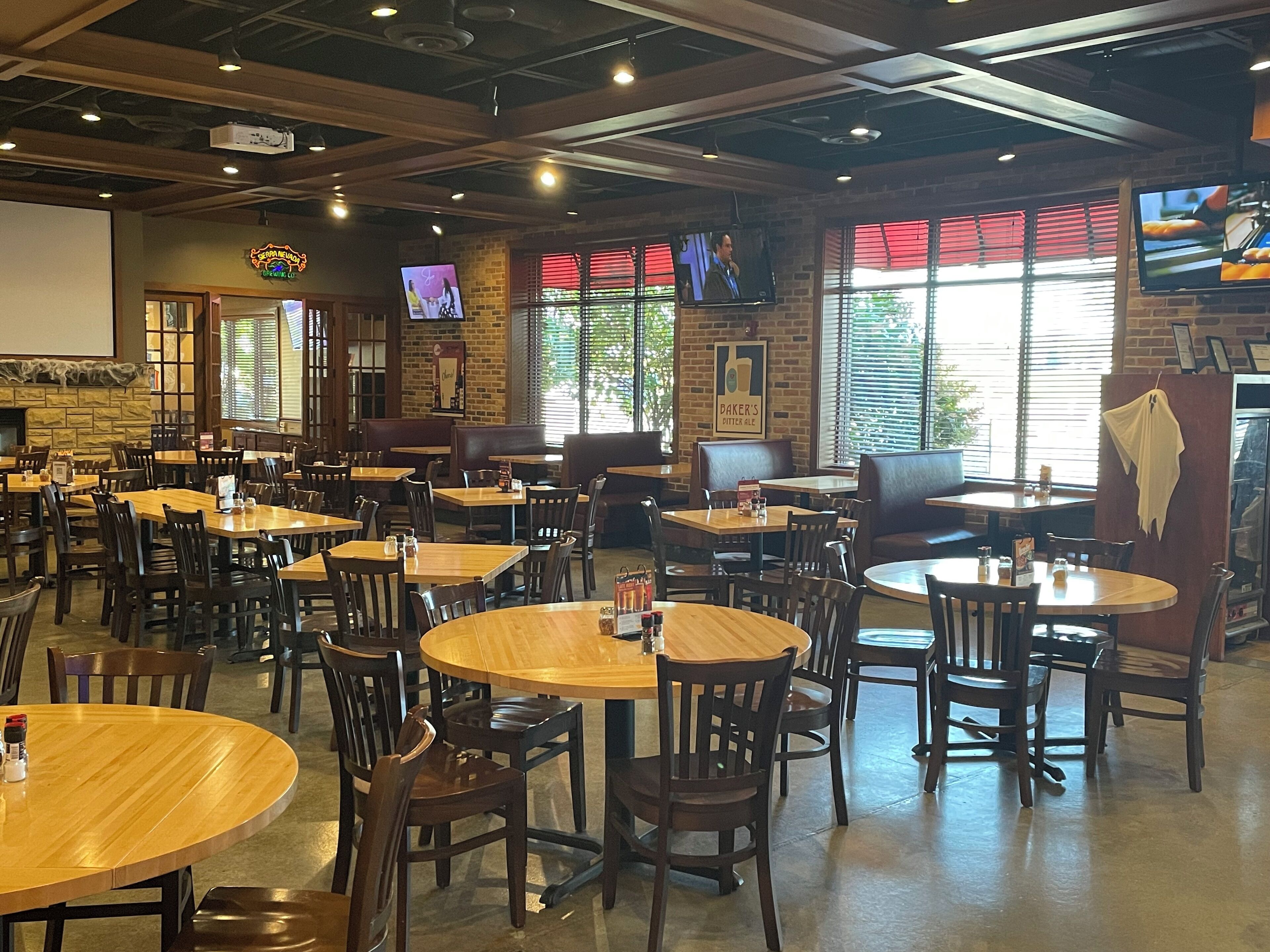 breakfast, lunch and dinner served