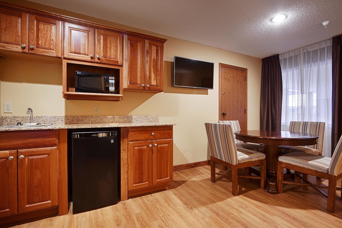 fridge, microwave, coffee/tea maker, eco-friendly cleaning products