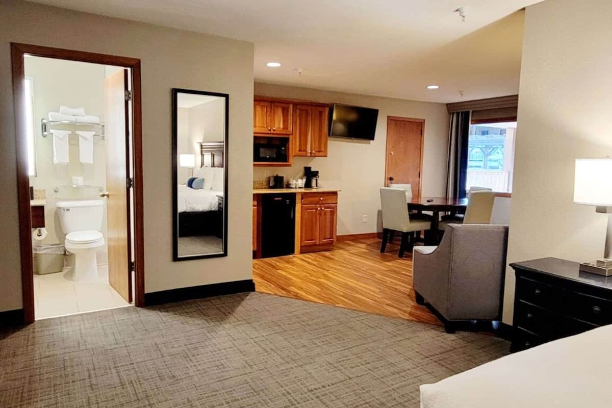 executive suite, 1 king bed, non smoking | premium bedding, pillow-top beds, desk, blackout curtains