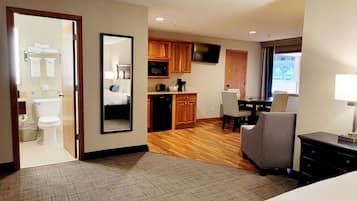 Executive Suite, 1 King Bed, Non Smoking | Premium bedding, pillowtop beds, desk, blackout drapes