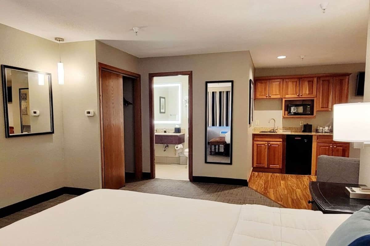 Premium bedding, pillowtop beds, desk, laptop workspace