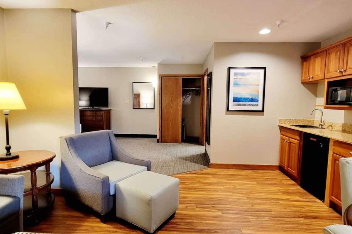 executive suite, 1 king bed, non smoking | premium bedding, pillow-top beds, desk, blackout curtains