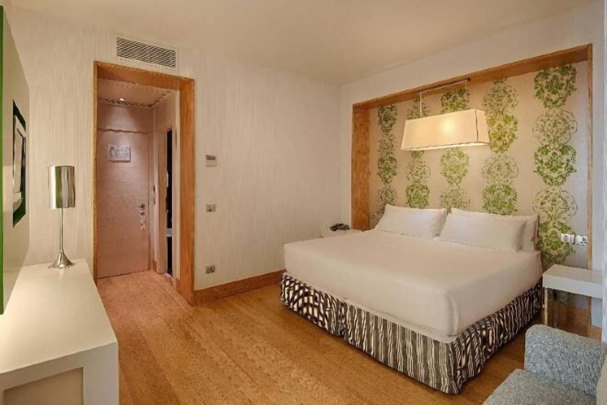 Minibar, in-room safe, desk, soundproofing