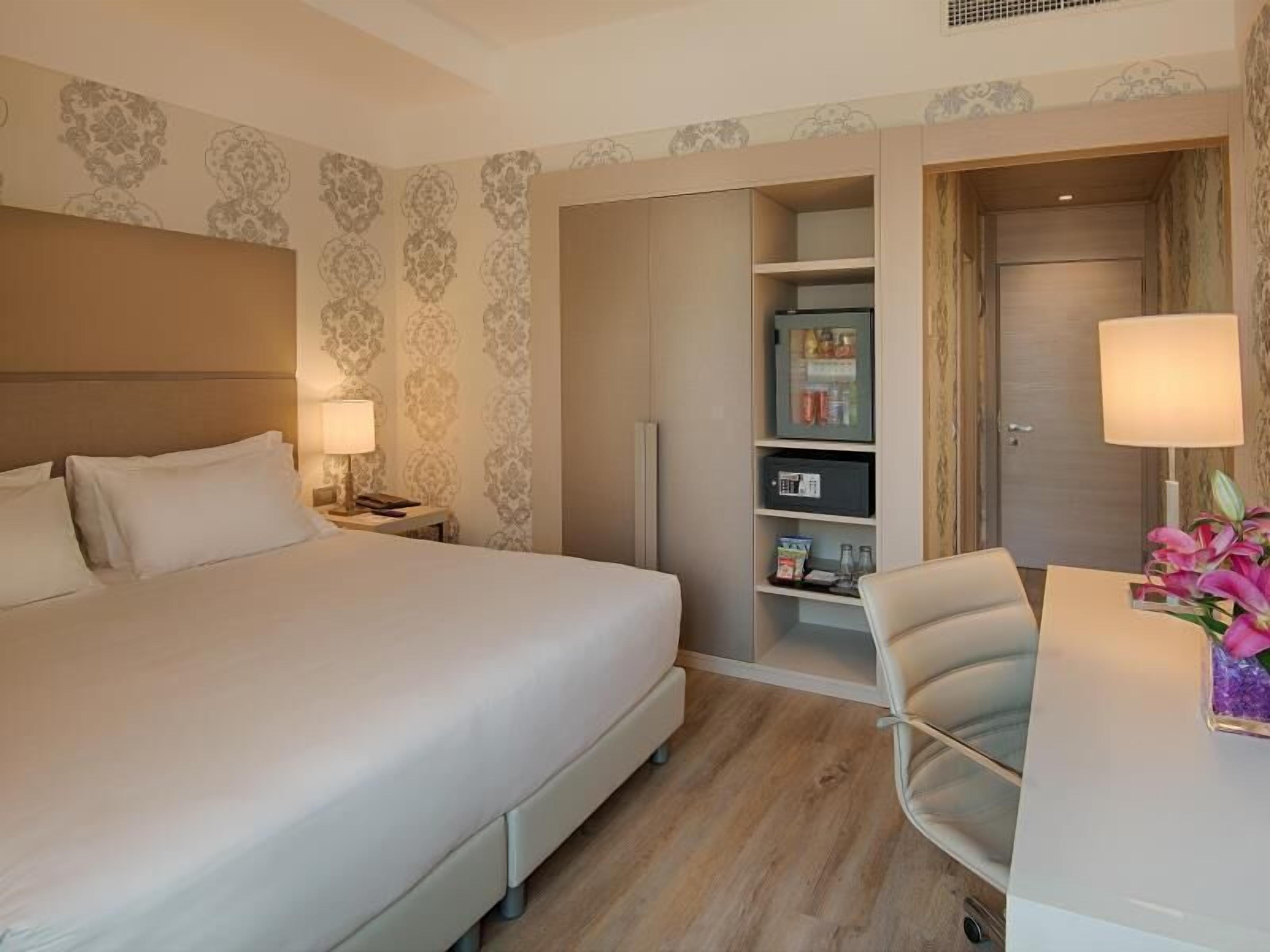 Minibar, värdeförvaringsskåp på rummet, skrivbord och ljudisolering