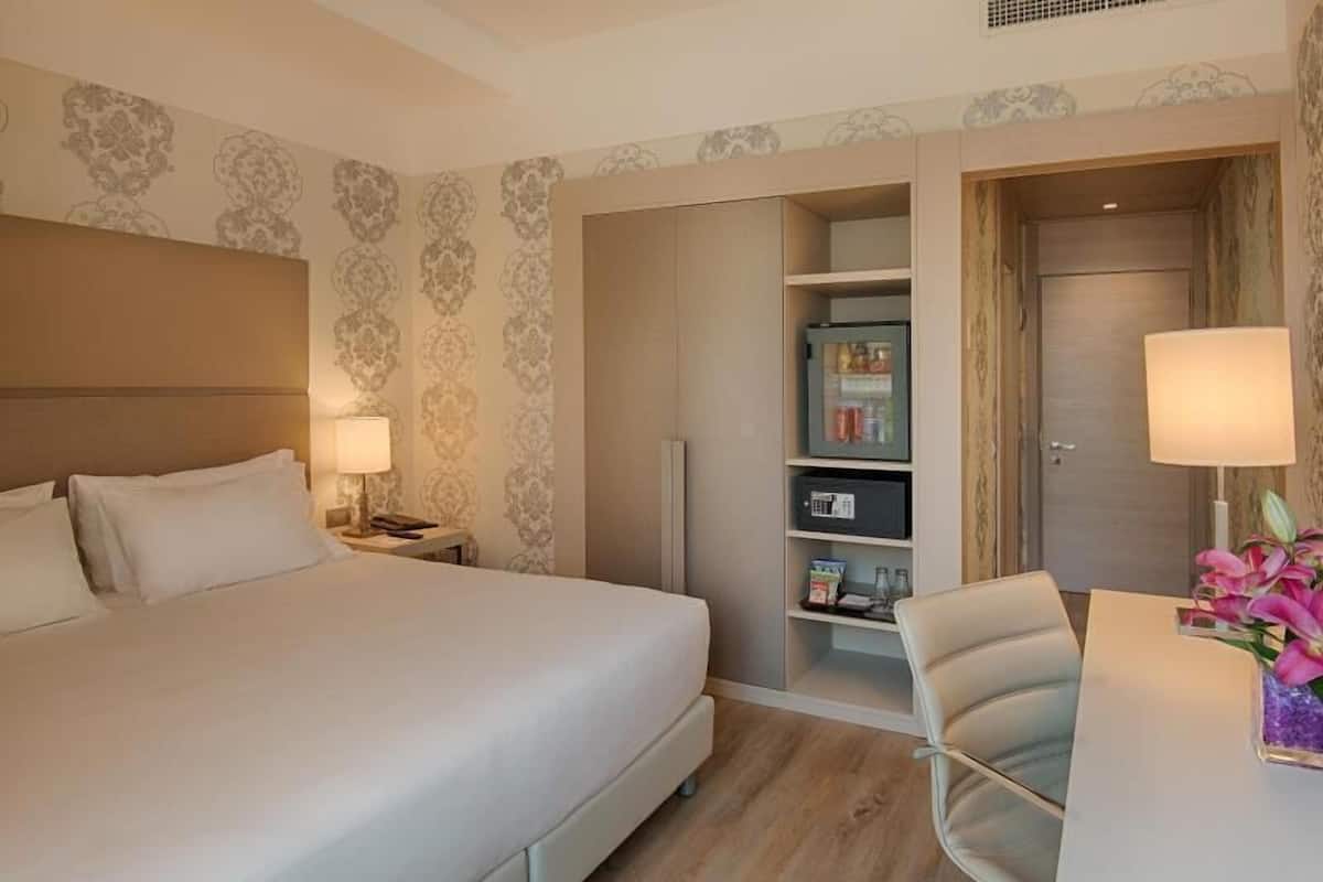 Minibar, värdeförvaringsskåp på rummet, skrivbord och ljudisolering