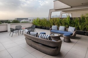 ميني بار وخزنة داخل الغرفة ومكتب وتجهيزات عازلة للصوت