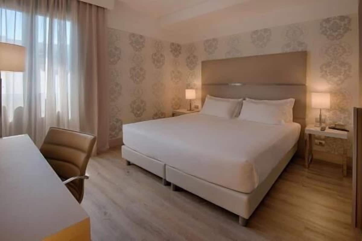 Minibar, värdeförvaringsskåp på rummet, skrivbord och ljudisolering