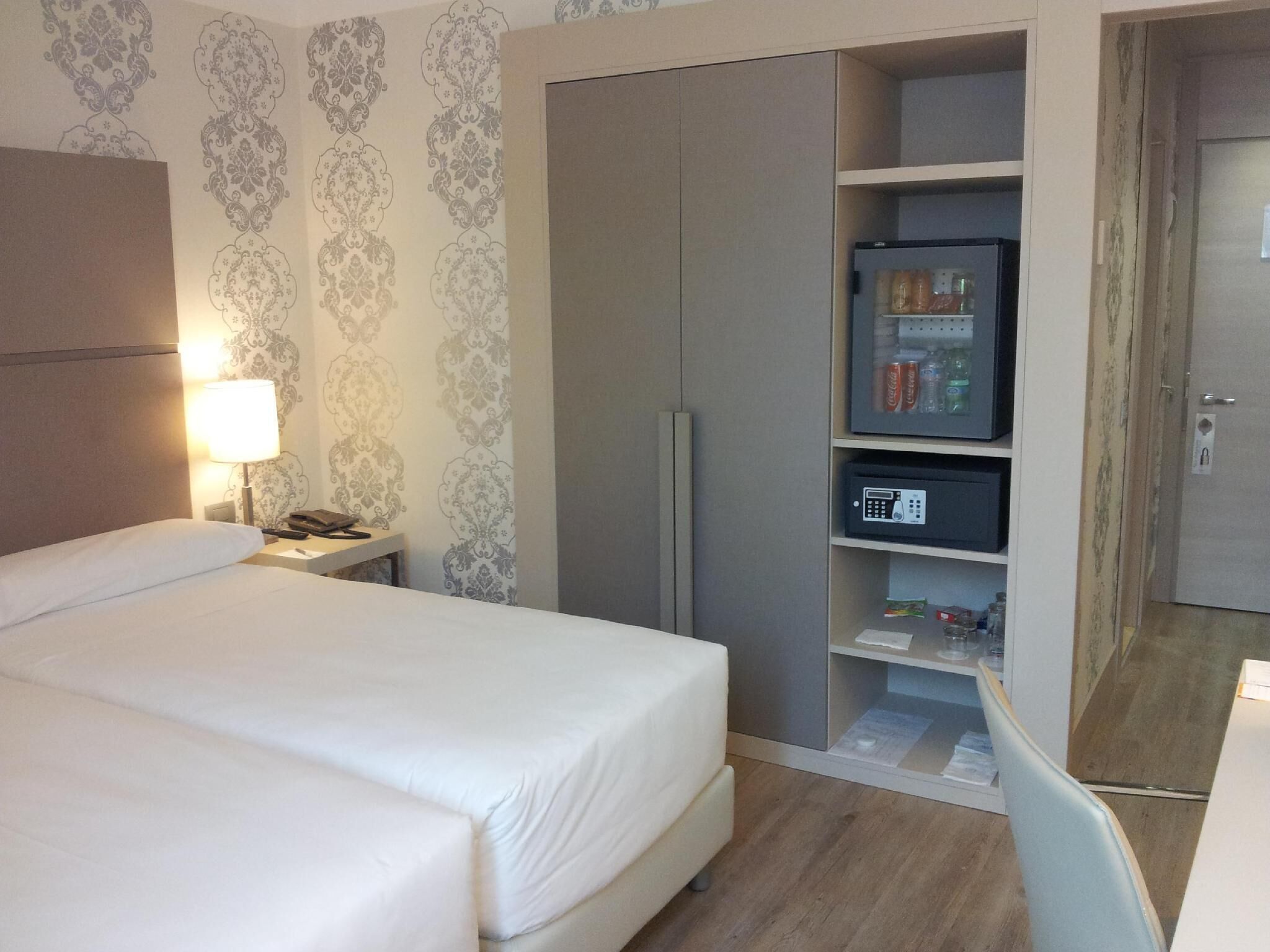 Minibar, värdeförvaringsskåp på rummet, skrivbord och ljudisolering