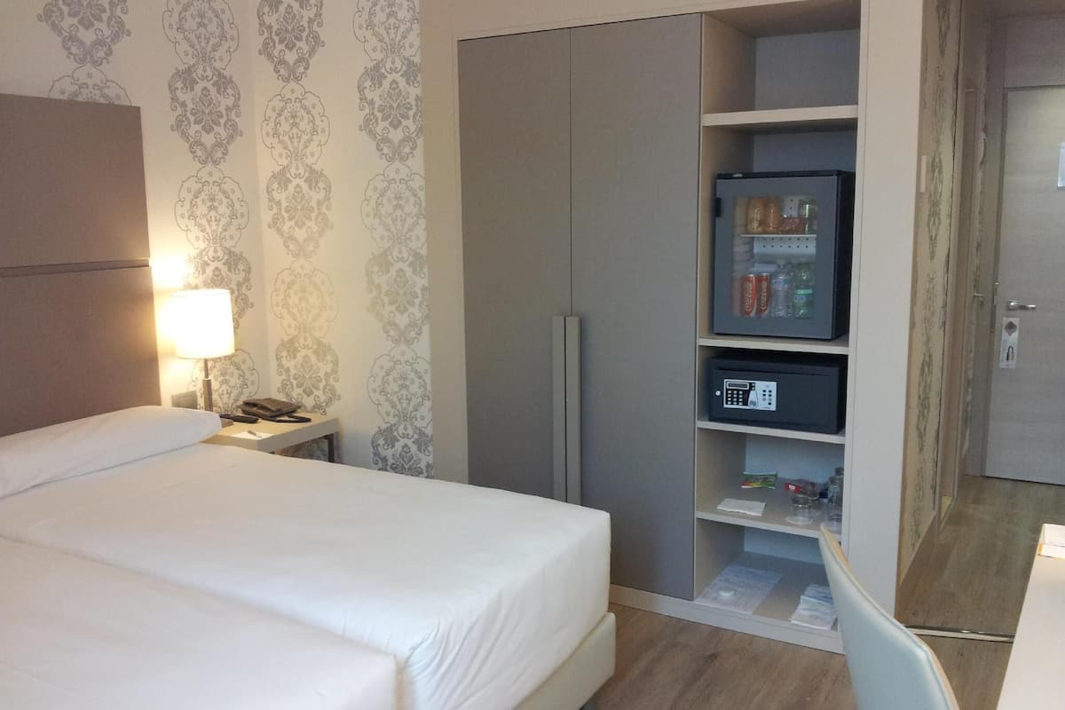 Minibar, värdeförvaringsskåp på rummet, skrivbord och ljudisolering