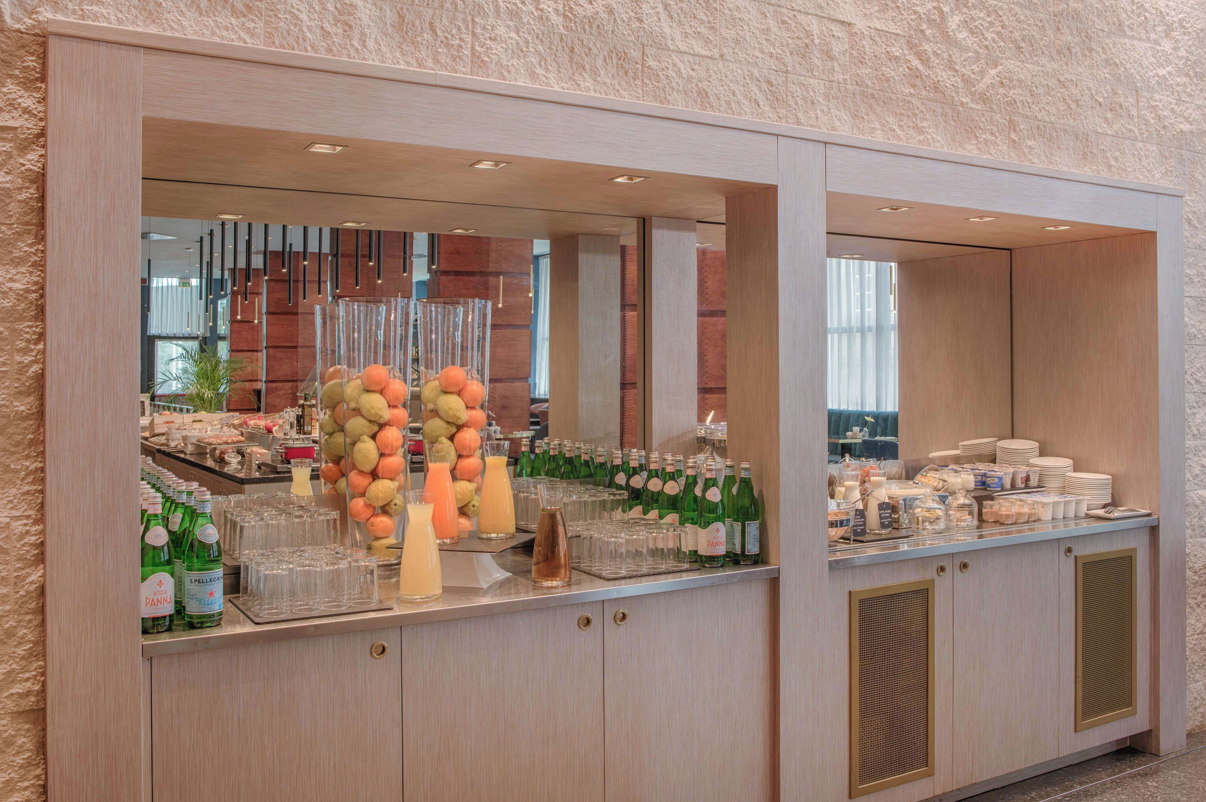Un espace buffet proposant une variété de plats et de boissons.