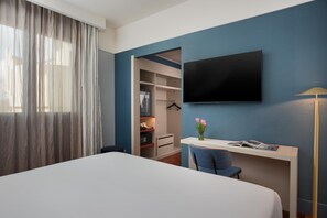 Standard Room | Minibar, in-room safe, desk, soundproofing - NH Firenze (Florence)