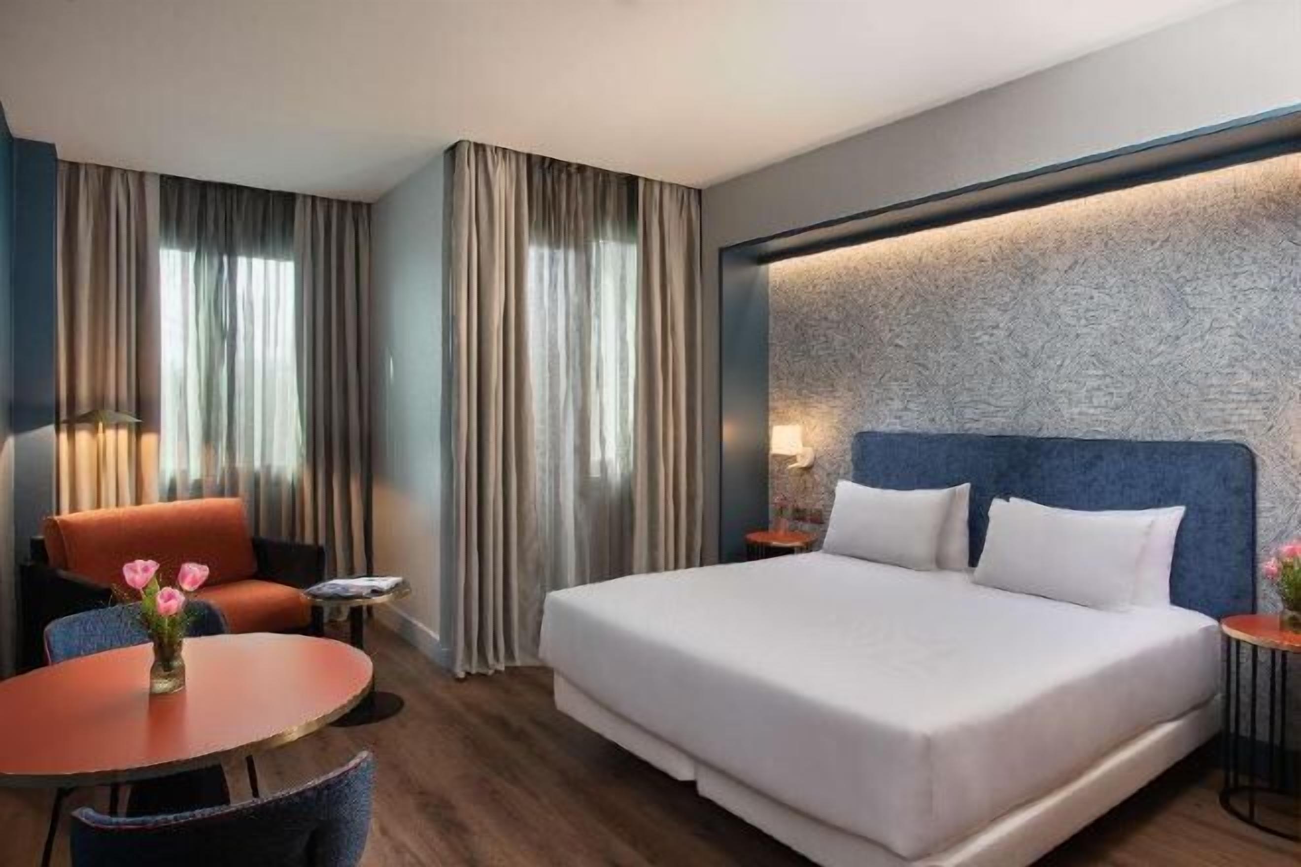 ميني بار وخزنة داخل الغرفة ومكتب وتجهيزات عازلة للصوت