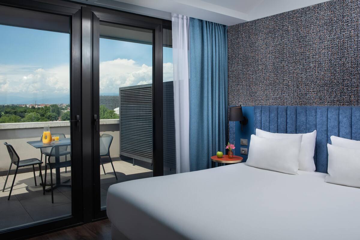 superior room, terrace | minibar, in-room safe, desk, soundproofing