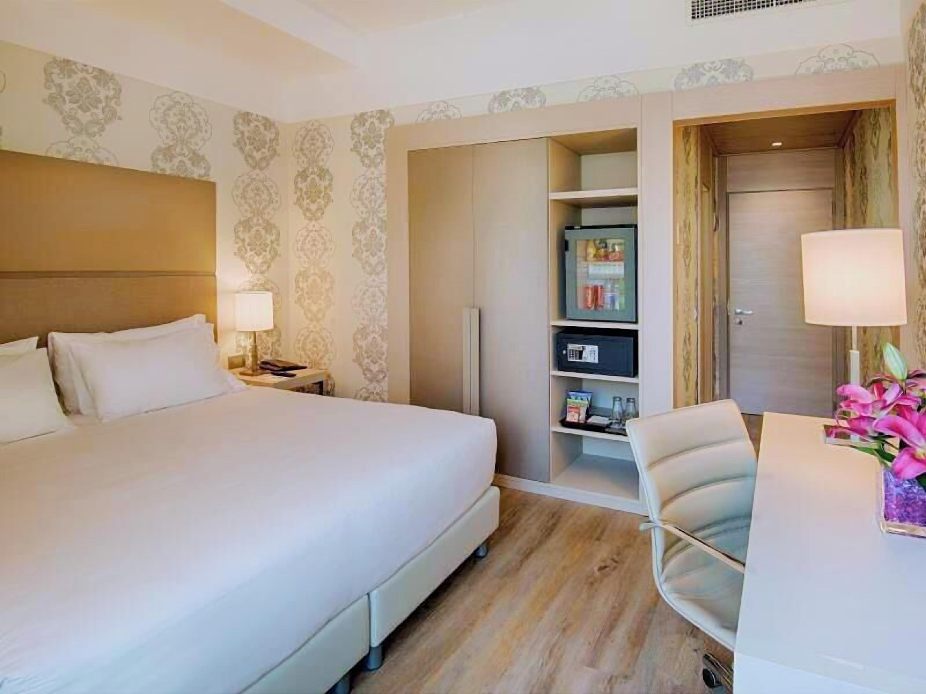 Minibar, safe på rommet, skrivebord og lydisolert
