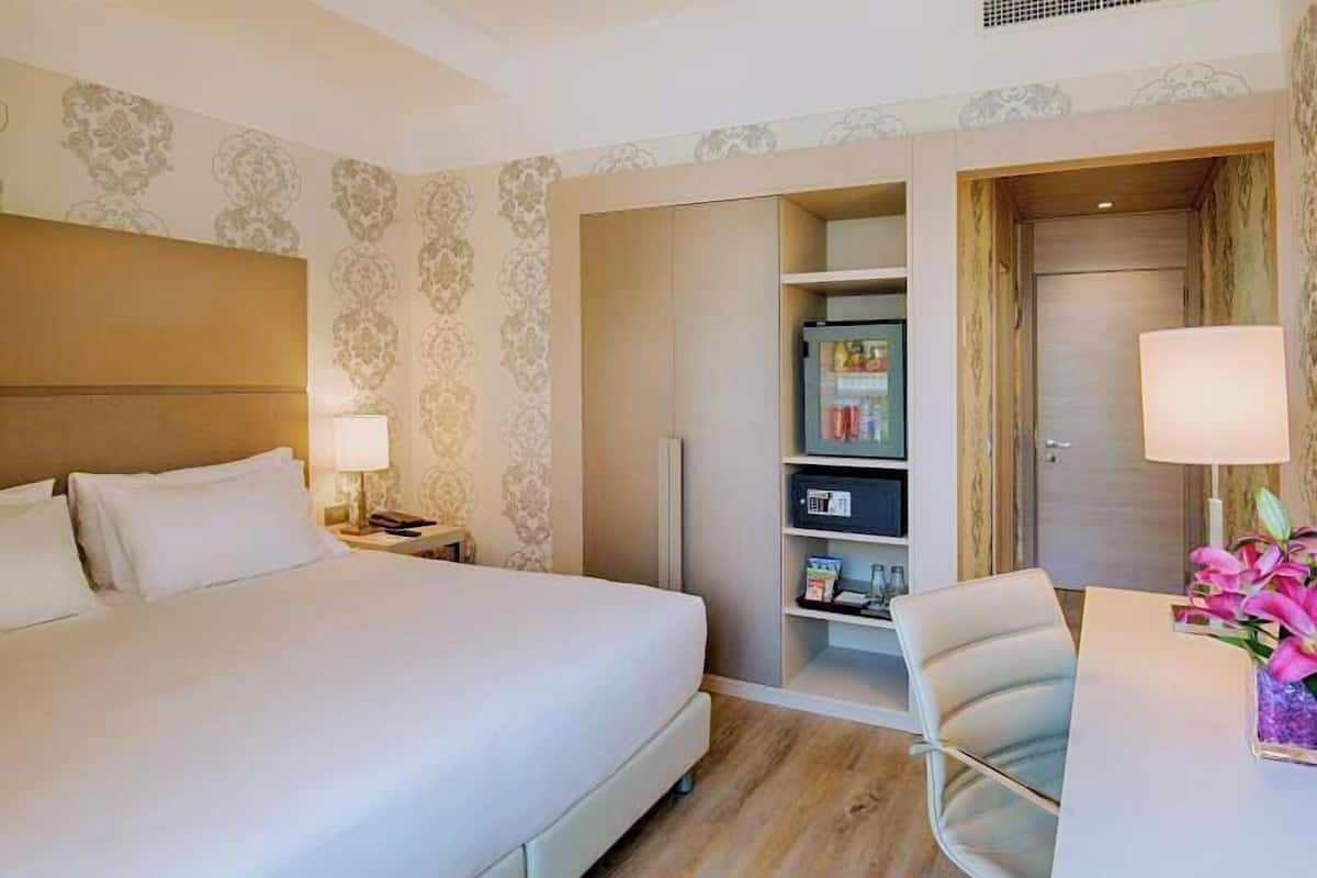Minibar, coffres-forts dans les chambres, bureau, chambres insonorisées