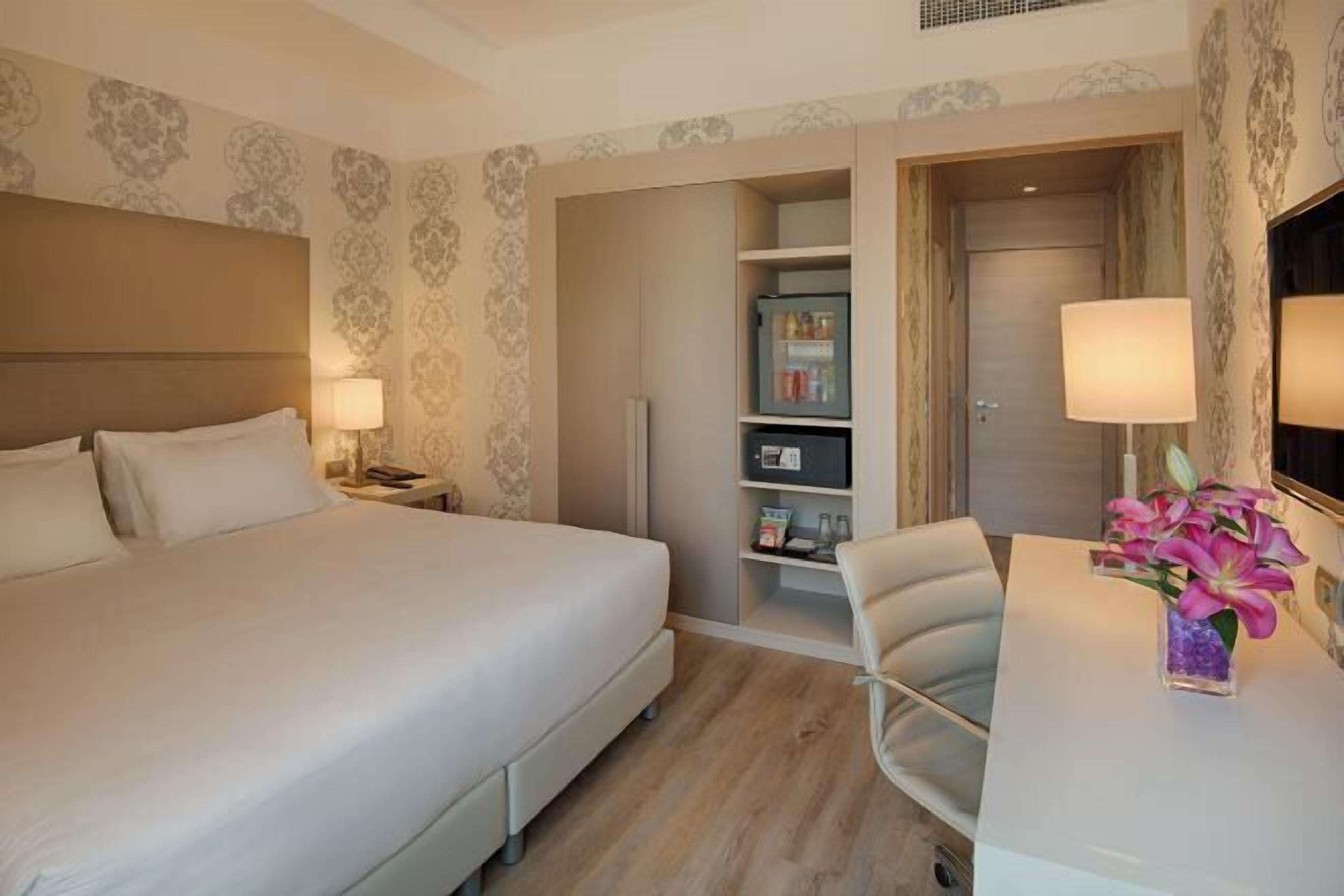 Minibar, värdeförvaringsskåp på rummet, skrivbord och ljudisolering