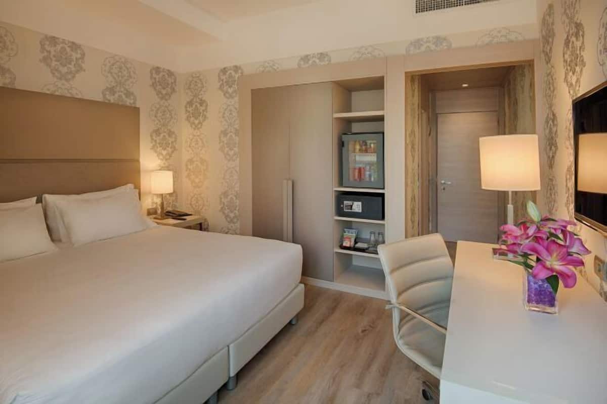 Minibar, värdeförvaringsskåp på rummet, skrivbord och ljudisolering