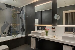 Articles de toilette écologiques, séchoir à cheveux, bidet