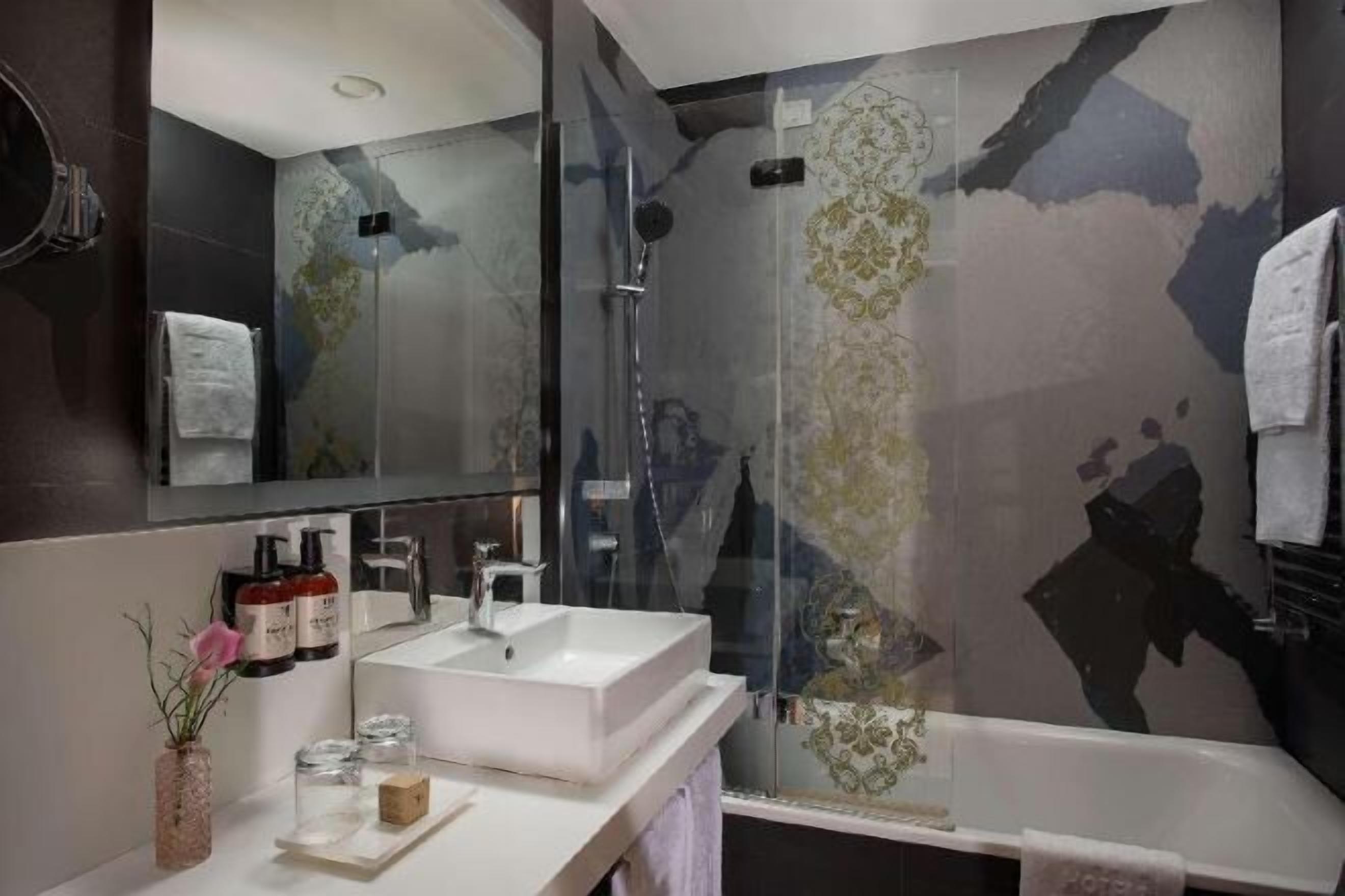 Badkamer | Milieuvriendelijke toiletartikelen, een haardroger, een bidet