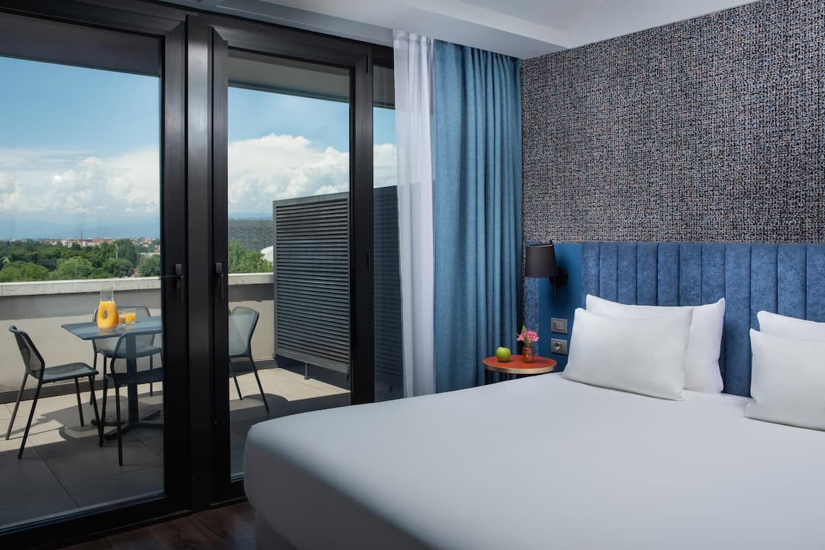 Superior Room, Terrace | Minibar, in-room safe, desk, soundproofing