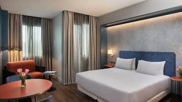 ميني بار وخزنة داخل الغرفة ومكتب وتجهيزات عازلة للصوت