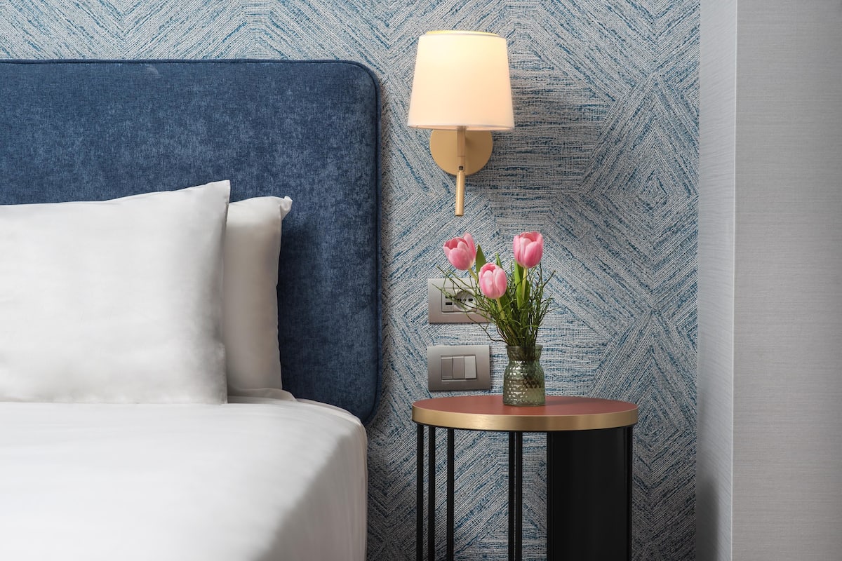 standard room | minibar, in-room safe, desk, soundproofing