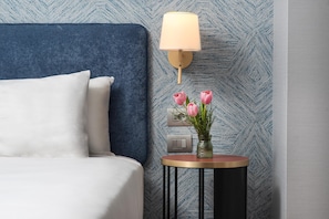Standard Room | Minibar, in-room safe, desk, soundproofing
