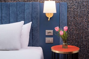Minibar, safe på rommet, skrivebord og lydisolert