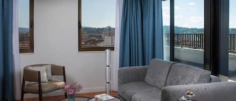 Minibar, safe på rommet, skrivebord og lydisolert