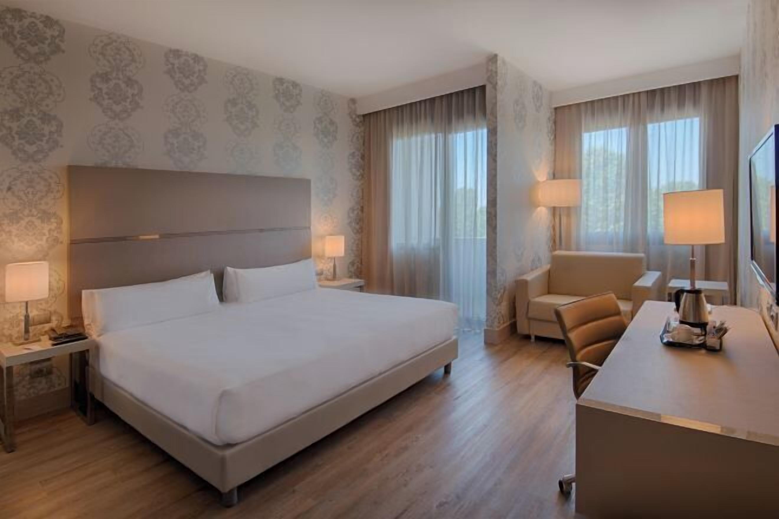 Een minibar, een kluis op de kamer, een bureau, geluiddichte muren