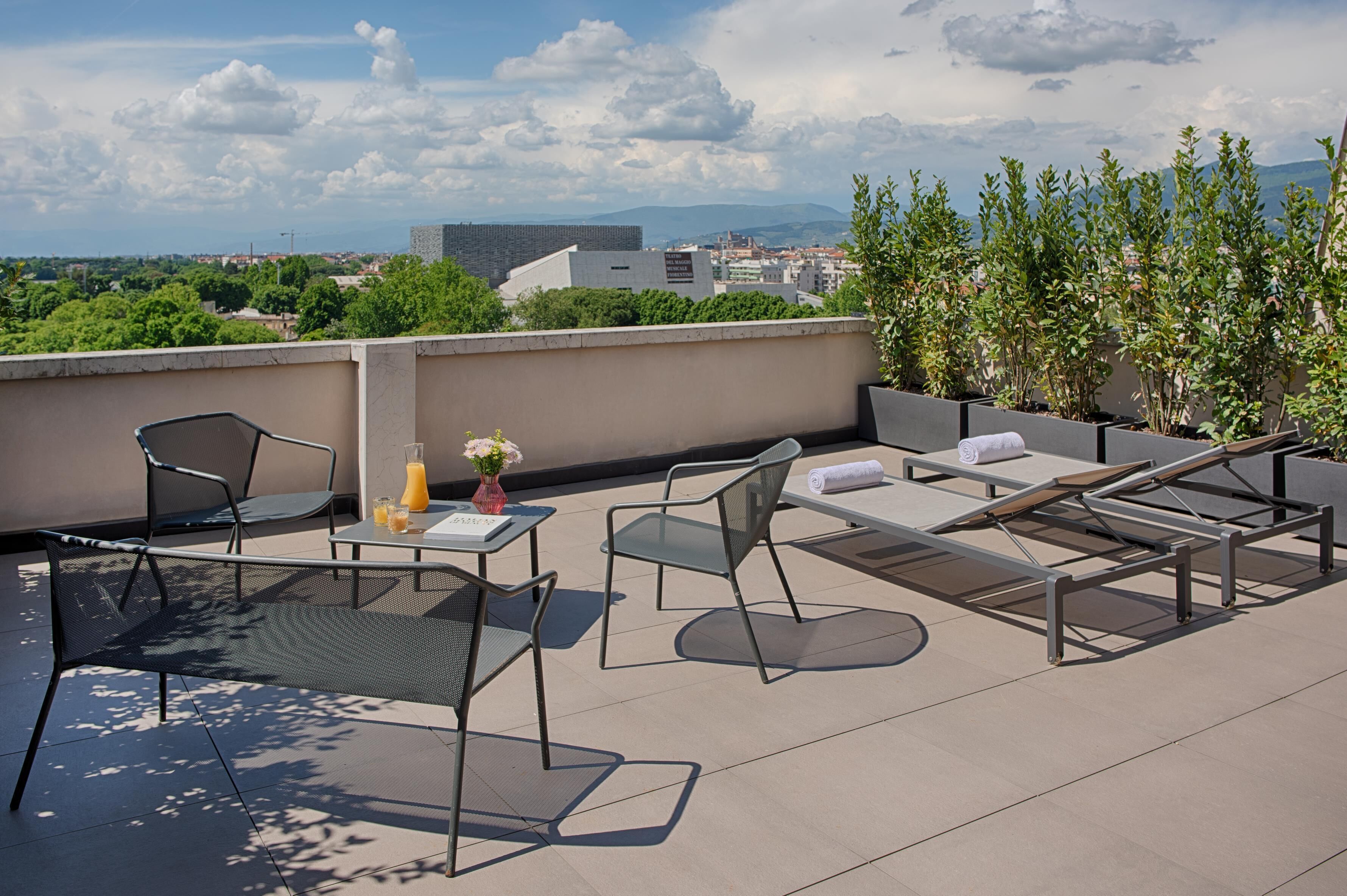 Een minibar, een kluis op de kamer, een bureau, geluiddichte muren