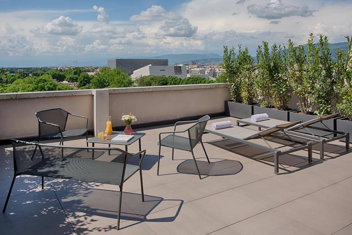 Een minibar, een kluis op de kamer, een bureau, geluiddichte muren