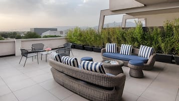 Minibar, caja de seguridad en la habitación y escritorio