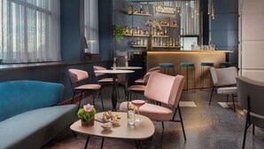 Un área de bar moderna con asientos y una barra.