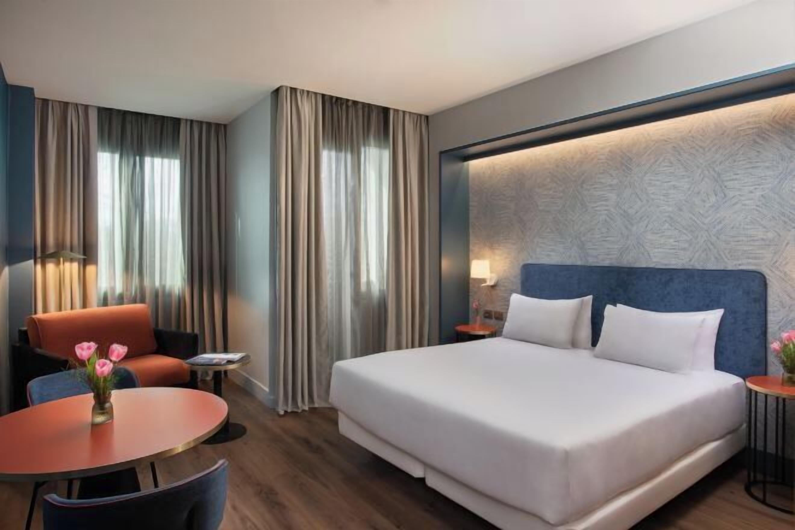 Minibar, värdeförvaringsskåp på rummet, skrivbord och ljudisolering