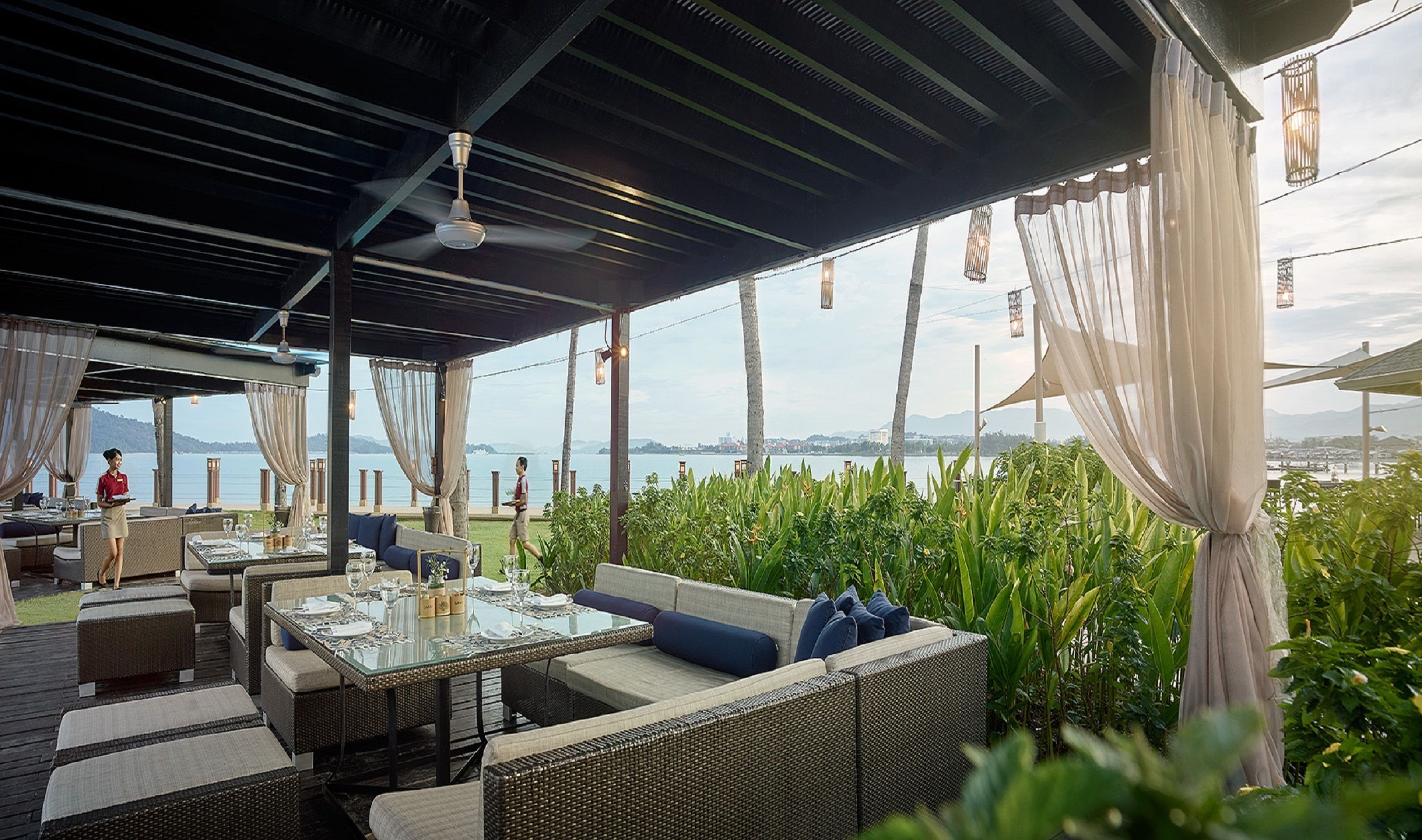 3 restaurants, breakfast, lunch, dinner served; international cuisine 