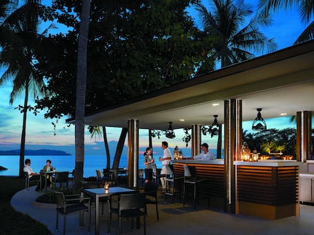 Poolside bar. Shangri-la Tanjung Aru, Kota Kinabalu