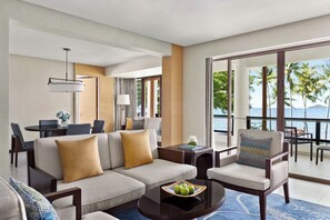 Tanjung Sea View, Suite Deluxe, 1 cama King size | Área de sala de estar | Televisión LCD de 43 pulgadas con canales por cable y televisión