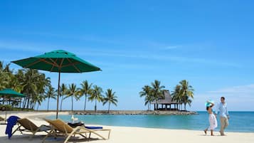 Pantai persendirian, kerusi lepak pantai, payung, tuala pantai