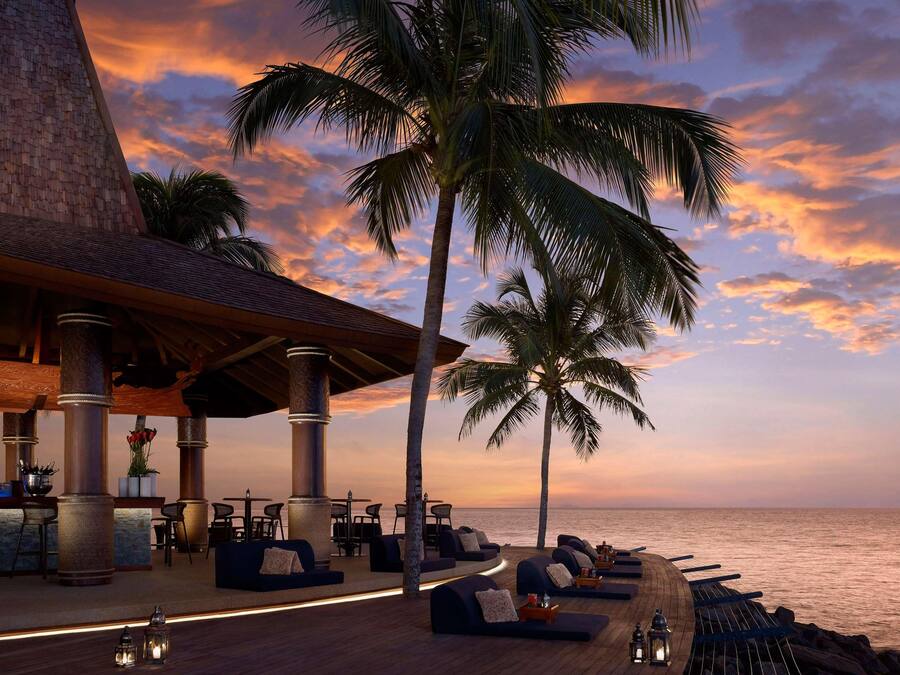 2 Bars/Lounges, Lobby-Lounge