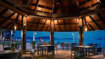 3 restaurants, breakfast, lunch, dinner served; international cuisine
